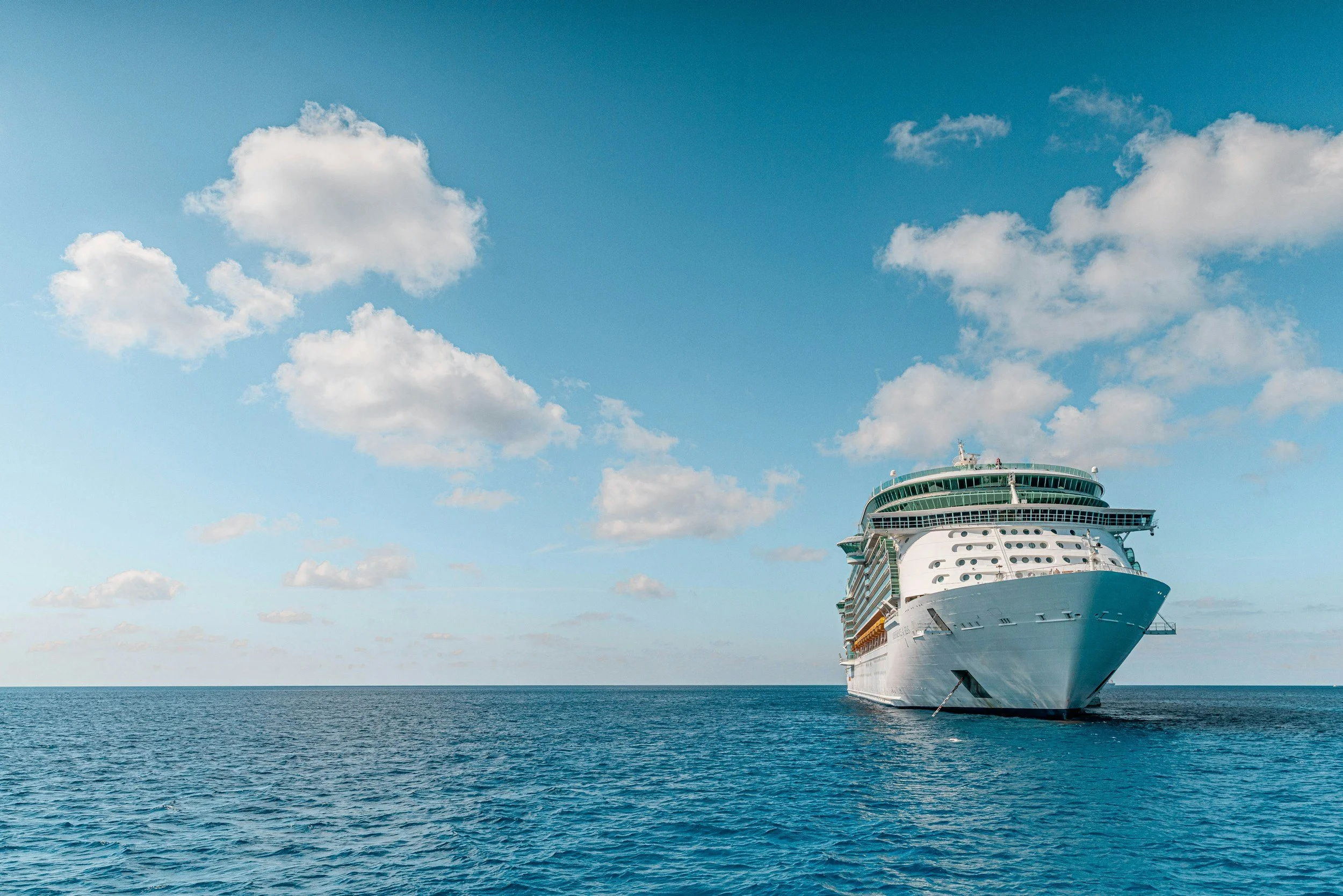 Crucero navegando por aguas azules